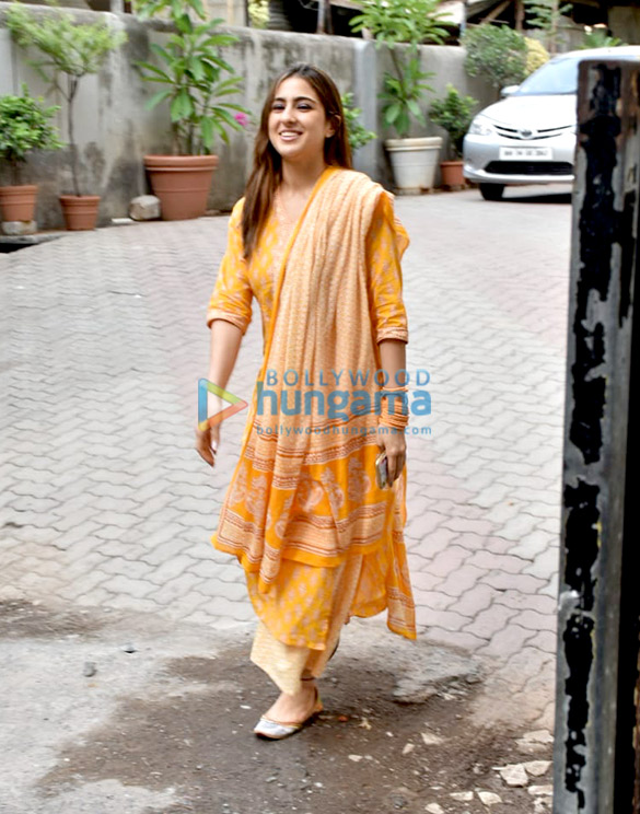 photo sara ali khan snapped at aanand l rais office in andheri 6