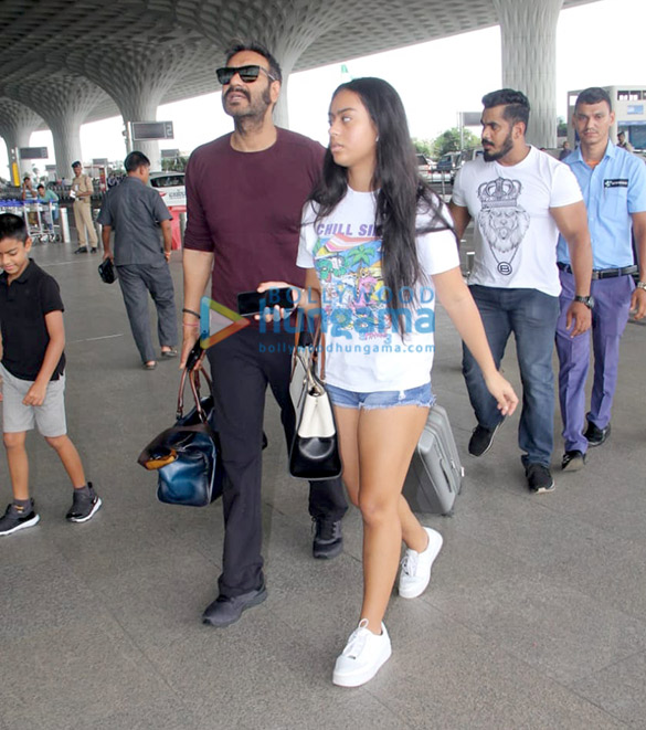 photos ajay devgn and susanne khan snapped at the airport 5