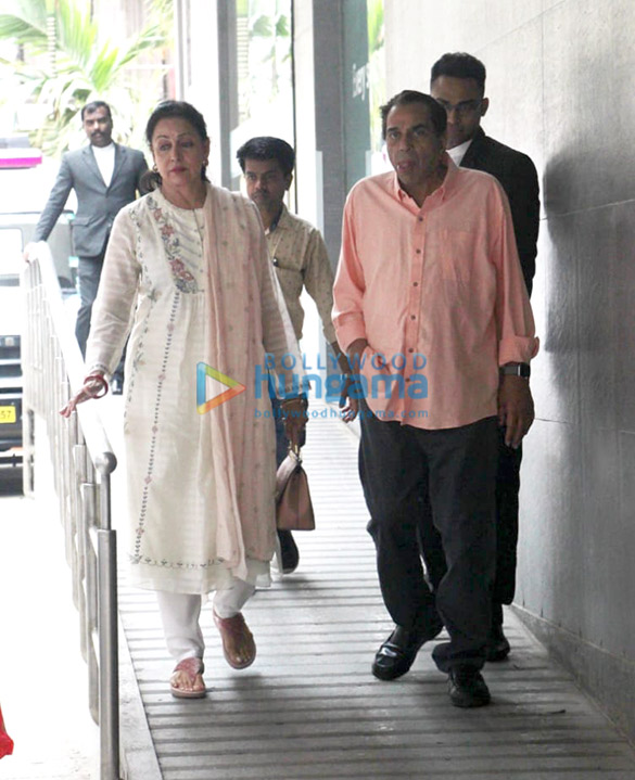 Photos: Dharmendra and Hema Malini spotted at Hinduja Hospital