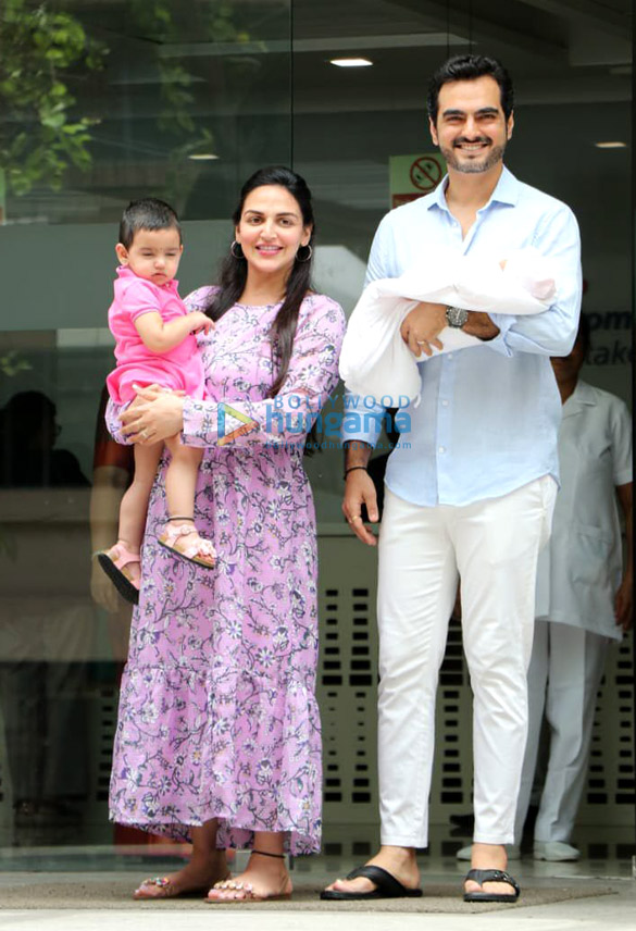 photos esha deol snapped with her new born baby at hinduja hospital in khar 6