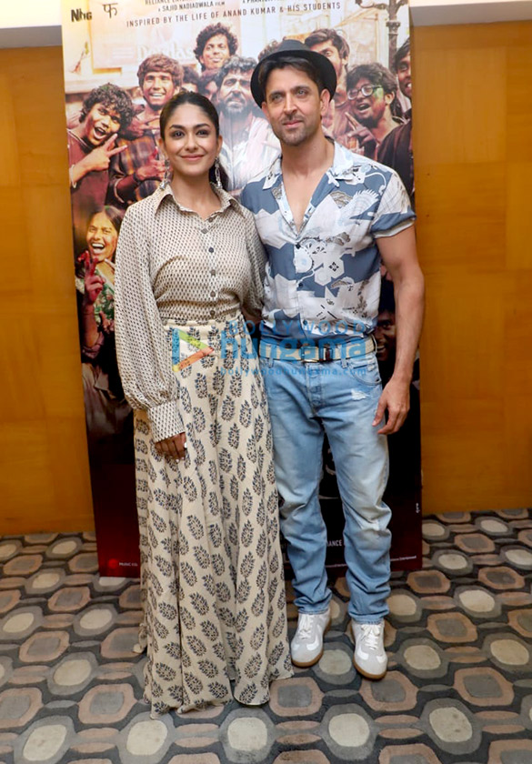 photos hrithik roshan and mrunal thakur snapped during super 30 promotions 5