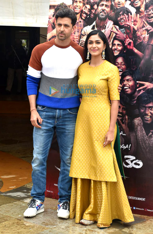 photos hrithik roshan and mrunal thakur snapped during super 30 promotions 1 2