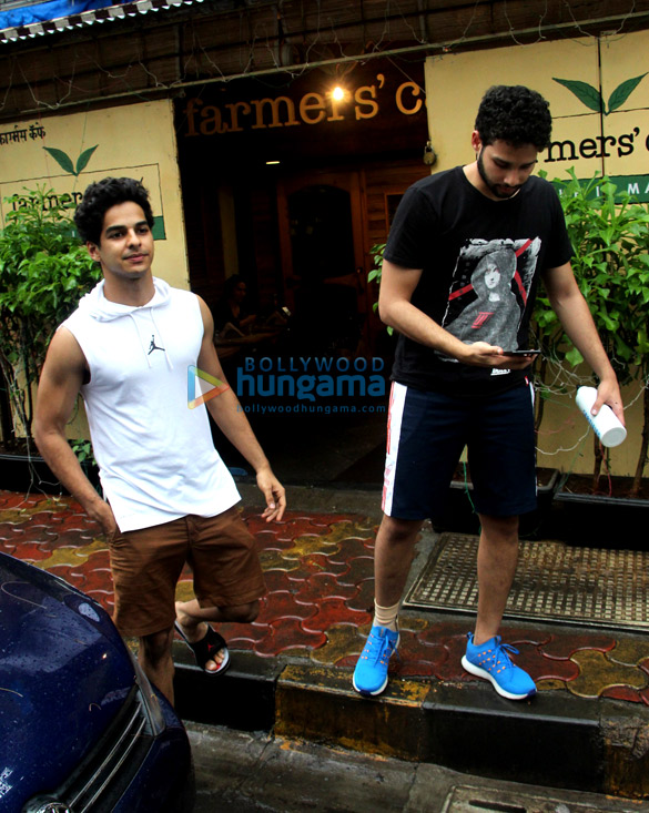 photos ishaan khatter and siddhant chaturvedi spotted at farmers cafe in bandra 3