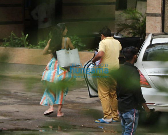 photos jacqueline fernandez spotted in bandra 3
