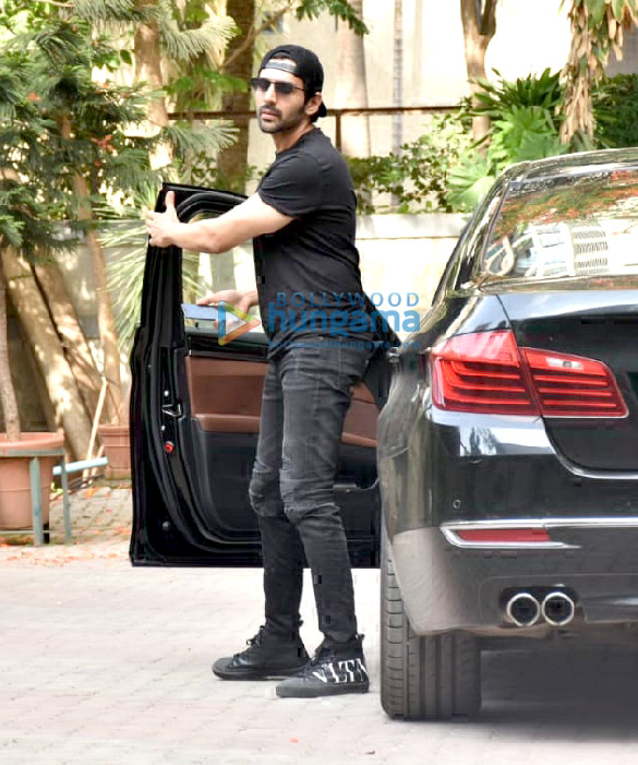 photos kartik aaryan snapped post a meeting at aanand l rais office 5