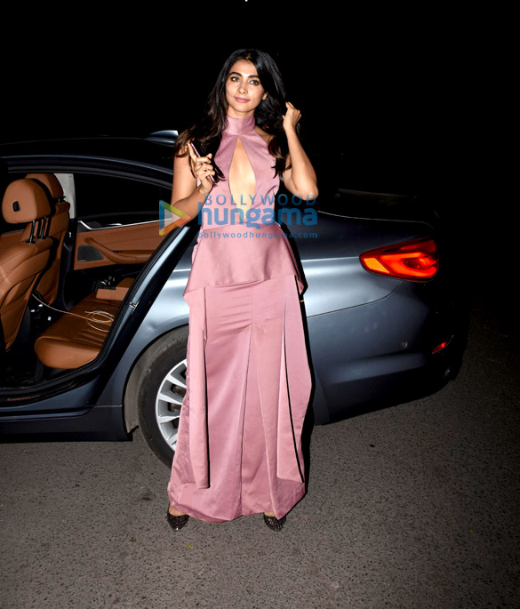 photos pooja hegde spotted in bandra 2