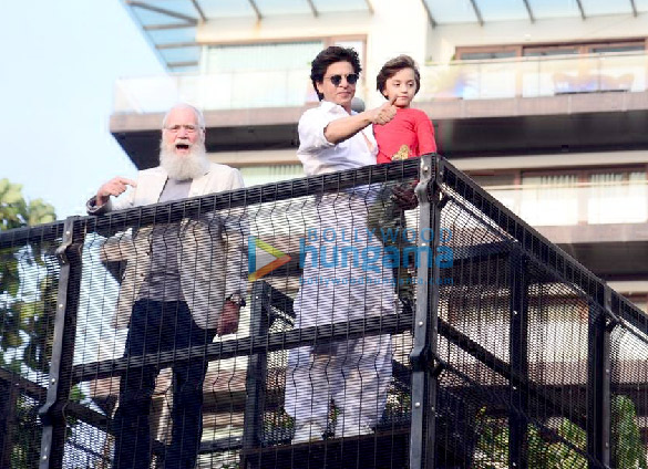 photos shah rukh khan snapped greeting fans at mannat during eid celebration 2