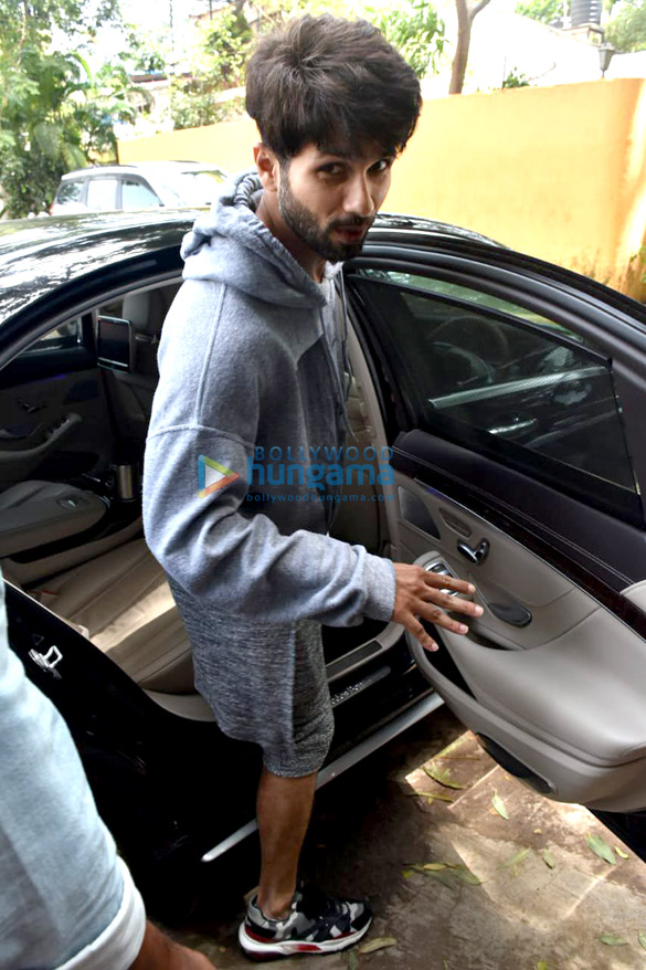 photos shahid kapoor snapped at a clinic in versova 2