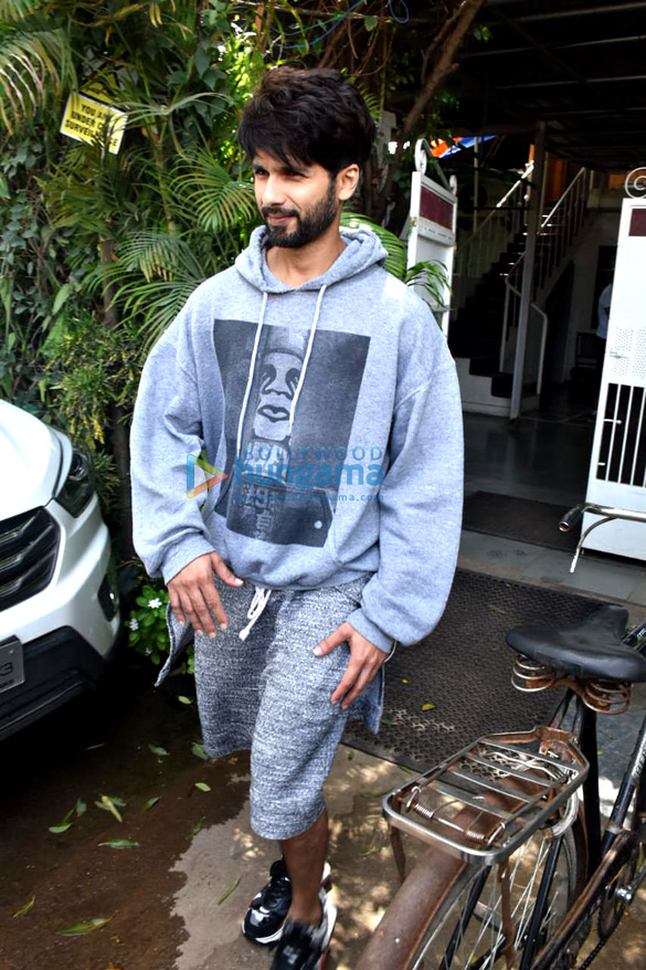 photos shahid kapoor snapped at a clinic in versova 3