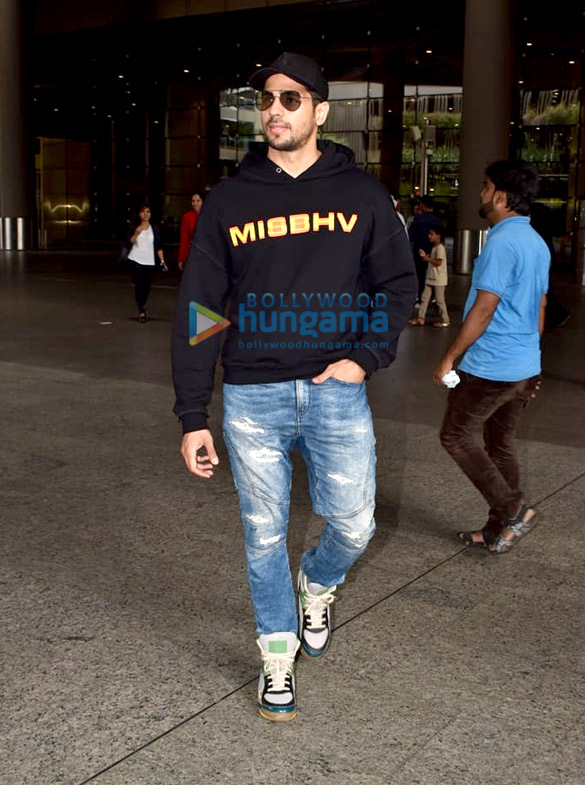 photos sidharth malhotra and nora fatehi snapped at the airport 1
