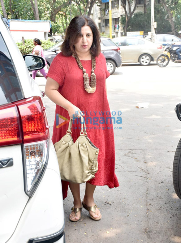photos sussanne khan and farah khan snapped at kromakay salon in juhu 3