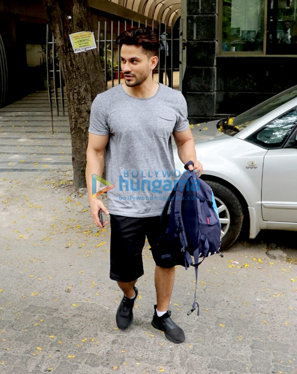 photos varun dhawan yami gautam and kunal khemu spotted at the gym in khar 4