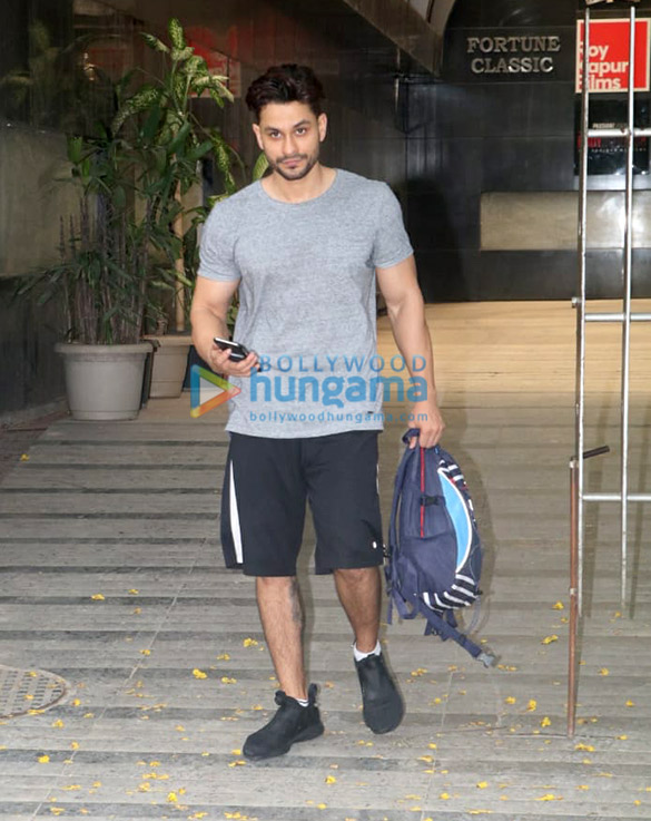 photos varun dhawan yami gautam and kunal khemu spotted at the gym in khar 5
