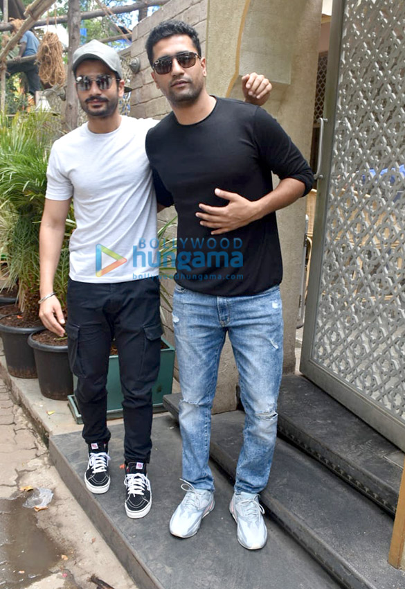 photos vicky kaushal and sunny kaushal snapped with their parents at bayroute in juhu 3