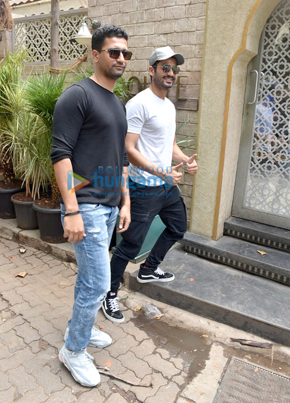 photos vicky kaushal and sunny kaushal snapped with their parents at bayroute in juhu 5