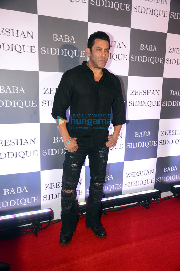 salman khan iulia vantur arbaaz khan mouni roy and others snapped at baba siddiques iftaar party 16