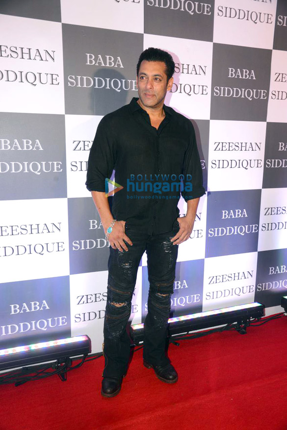 salman khan iulia vantur arbaaz khan mouni roy and others snapped at baba siddiques iftaar party 22