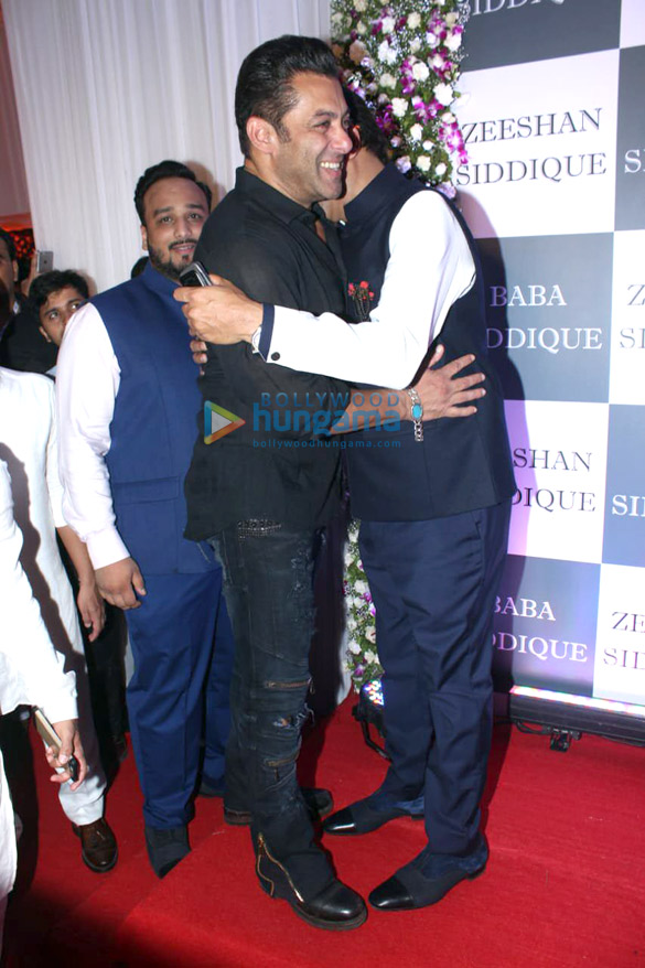 salman khan iulia vantur arbaaz khan mouni roy and others snapped at baba siddiques iftaar party 6