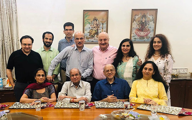 Anupam Kher walks down memory lane as he dedicates this heartfelt post to Sooraj Barjatya and his family! 