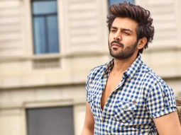 Kartik Aaryan decides to enjoy Mumbai rains after the shoot of his Imtiaz Ali film with Sara Ali Khan gets STALLED!