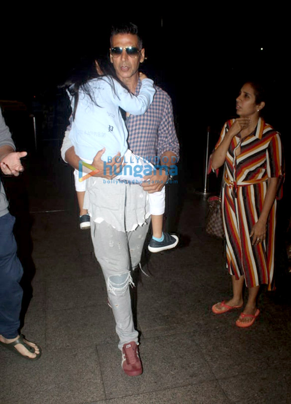 Photos: Akshay Kumar and Twinkle Khanna snapped at the airport Photos: Akshay Kumar and Twinkle Khanna snapped at the airport
