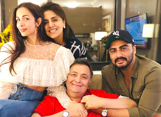 Arjun Kapoor and Malaika Arora met Rishi Kapoor and Neetu Kapoor in New York and the picture is going to make your Friday better