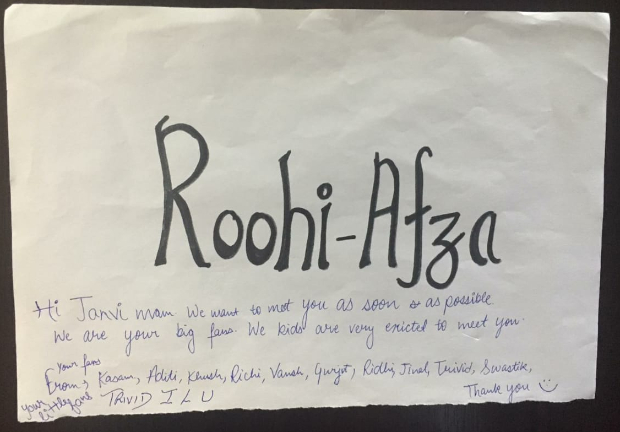 Janhvi Kapoor receives a special note on the sets of RoohiAfza