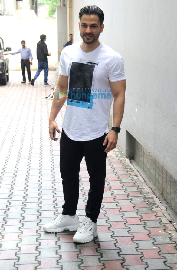 kunal khemu spotted at the vs office 2