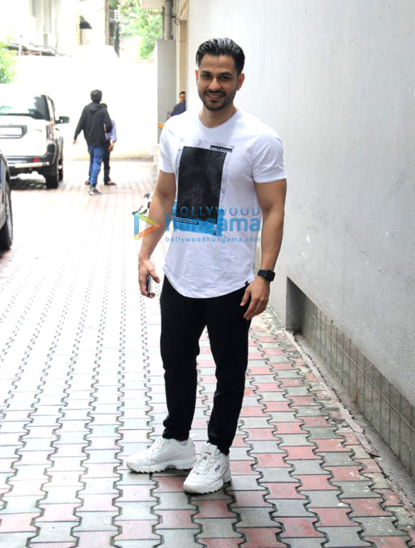 kunal khemu spotted at the vs office 3