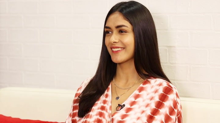 Mrunal Thakur: “I Was So INSPIRED To Witness Hrithik Roshan Playing Anand Kumar”| Super 30 Mrunal Thakur: “I Was So INSPIRED To Witness Hrithik Roshan Playing Anand Kumar”| Super 30