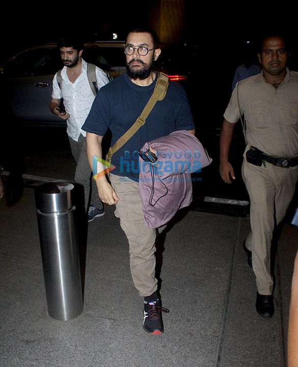 photos ajay devgn kajol and khushi kapoor snapped at the airport 10