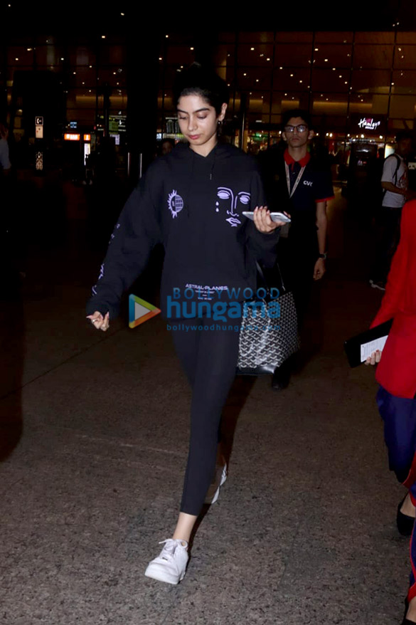 photos ajay devgn kajol and khushi kapoor snapped at the airport 4