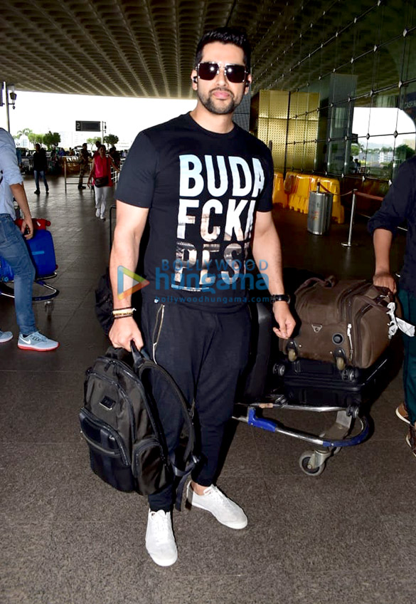 photos akshay kumar and aftab shivdasani snapped at the airport 1