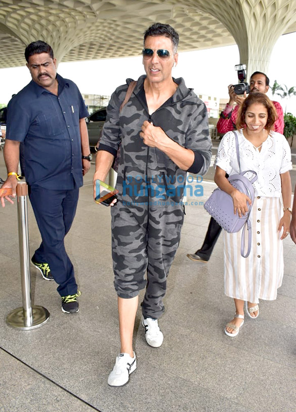 photos akshay kumar snapped at the airport 3