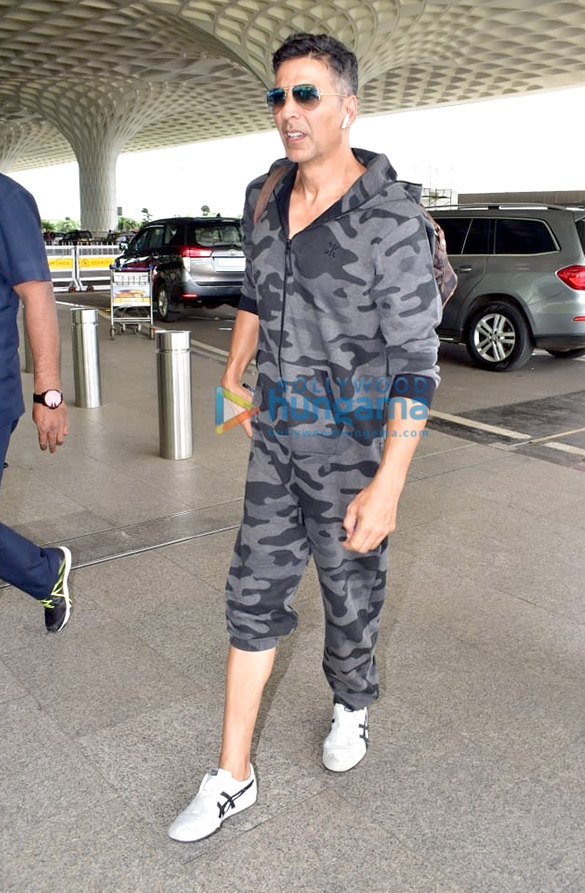 photos akshay kumar snapped at the airport 4