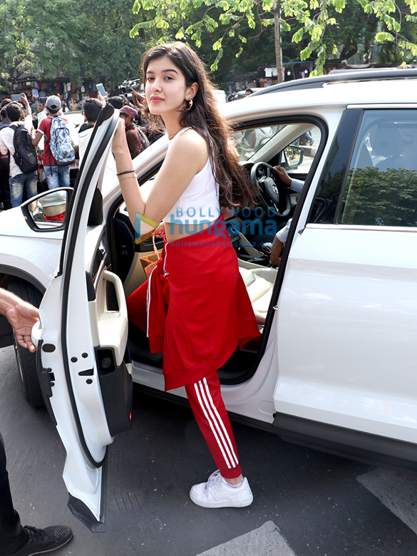 photos ananya panday khushi kapoor and others snapped at bastian in bandra 5