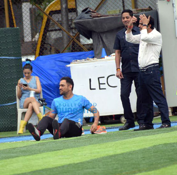 photos arjun kapoor and mahendra singh dhoni snapped during a football match practice 4
