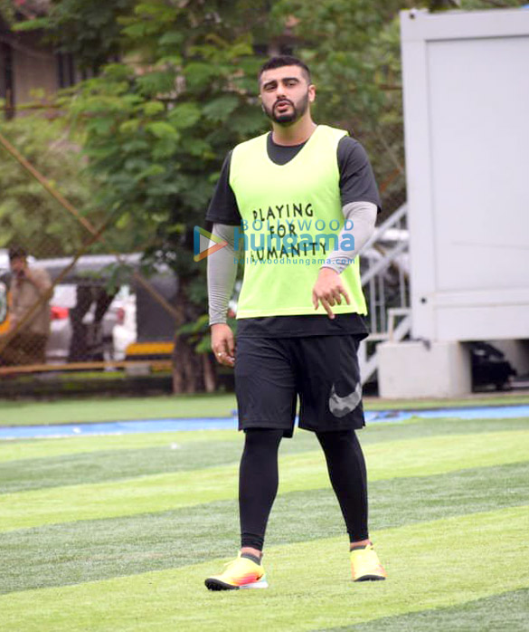 photos arjun kapoor and mahendra singh dhoni snapped during a football match practice 6