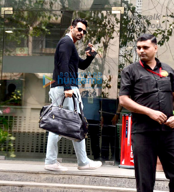 photos arjun rampal snapped at hinduja hospital 1