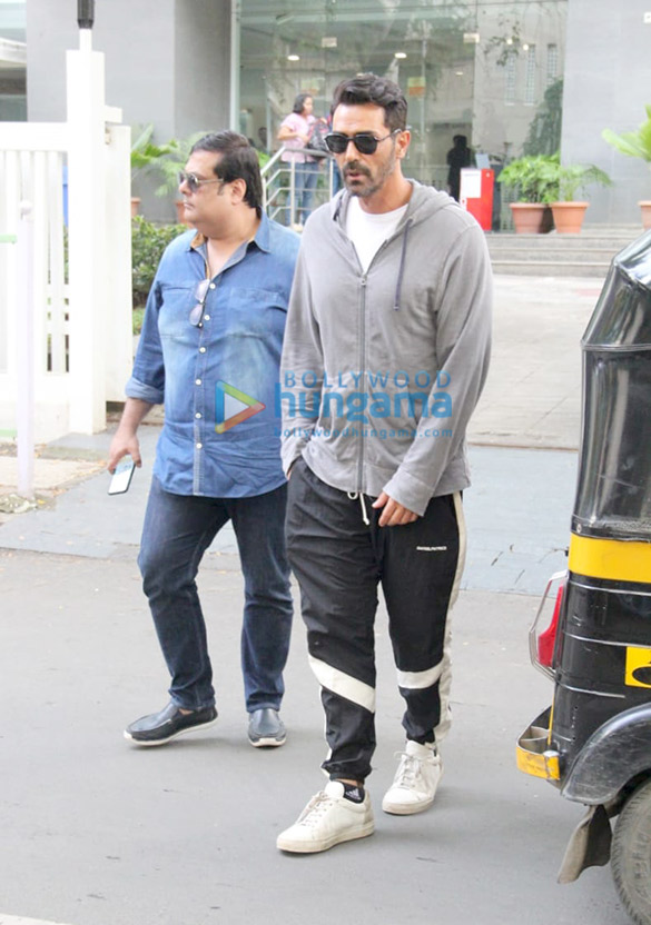 photos arjun rampal spotted outside hinduja hospital 01