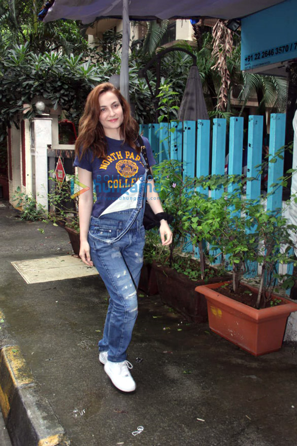 photos elli avrram spotted in bandra 1