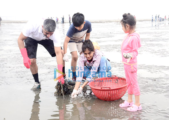 photos esha gupta sushant singh and naveli deshmukh snapped attending the 100th week of dadar beach cleanup 6