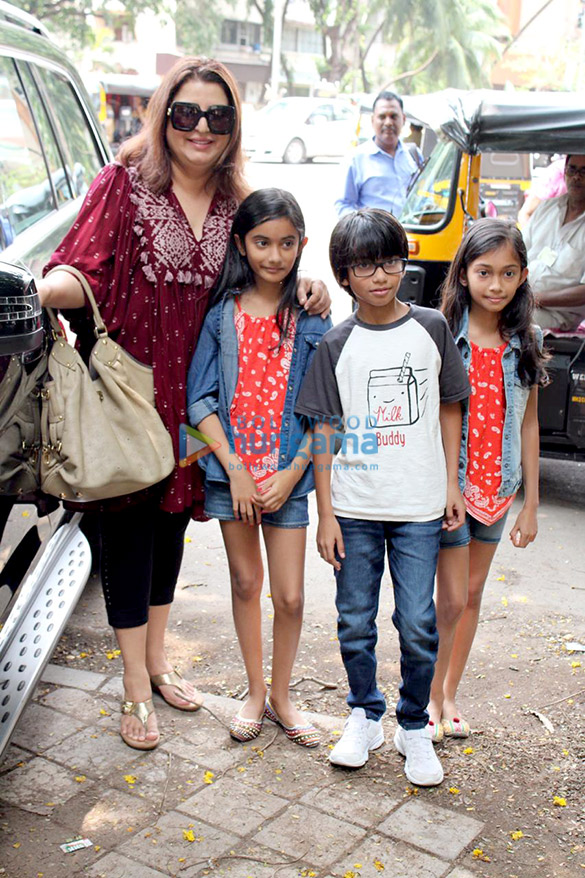 Photos: Farah Khan snapped with her kids at Kromakay Salon in Juhu Photos: Farah Khan snapped with her kids at Kromakay Salon in Juhu