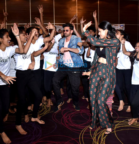photos hrithik roshan and mrunal thakur snapped at super 30 promotional event 4