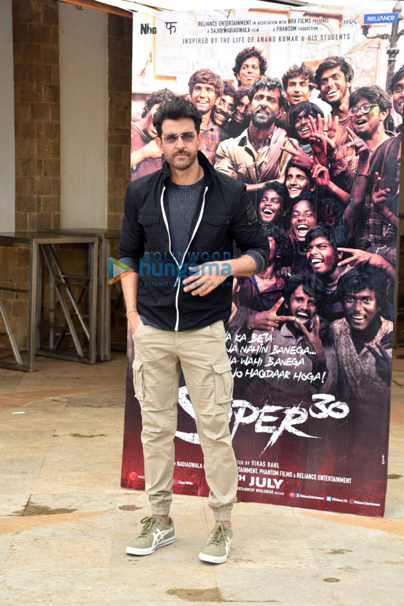 photos hrithik roshan snapped during super 30 promotions 1