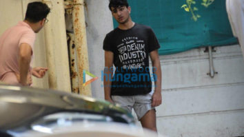 Photos: Ibrahim Ali Khan snapped playing cricket at home