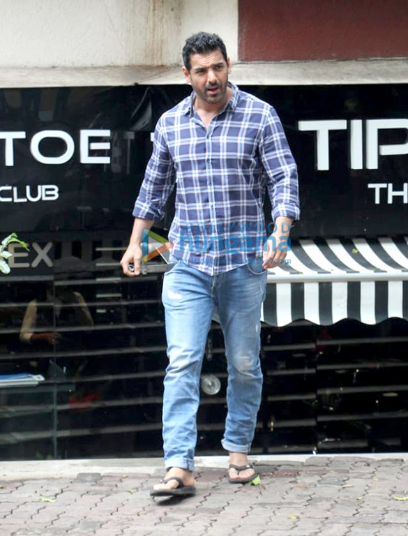 photos john abraham spotted at tip toe in juhu 2