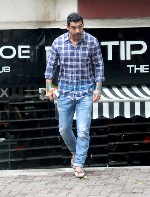 photos john abraham spotted at tip toe in juhu 4