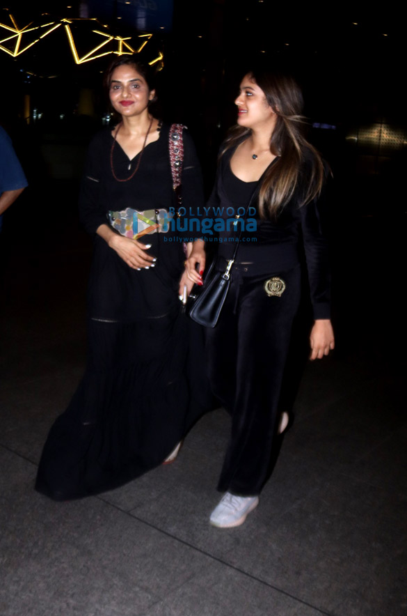 photos kareena kapoor khan sonali bendre goldie behl and others snapped at the airport 5