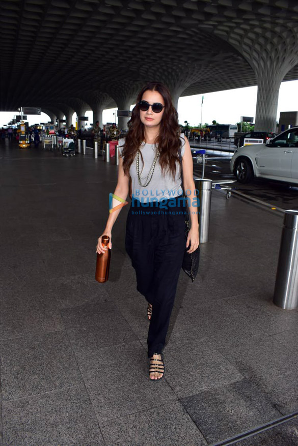 photos kareena kapoor khan sonali bendre goldie behl and others snapped at the airport1 1